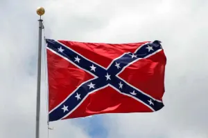 Retiran bandera confederada del Capitolio de Alabama