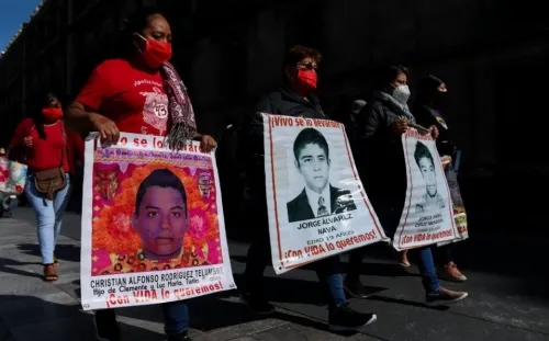 Piden video sobre la desaparición de los 43; rumbo al sexto aniversario