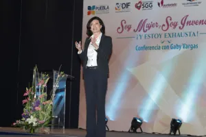 Con éxito presenta Gaby Vargas la conferencia ”Soy mujer, soy invencible y estoy exhausta”