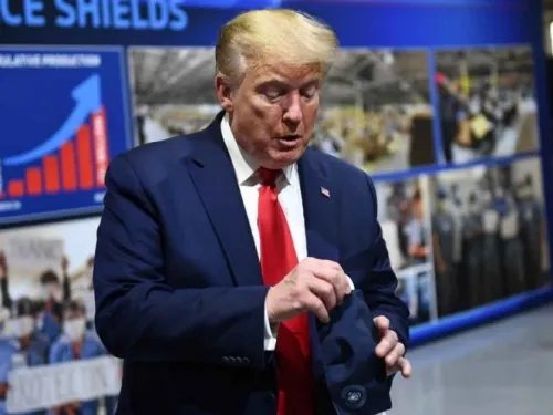 Por fin Trump usa cubrebocas y afirma que lo hace ‘lucir bien’