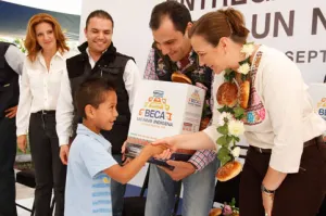 Arranca SEDIF entrega del Programa Beca un Niño Indígena en Cuautempan