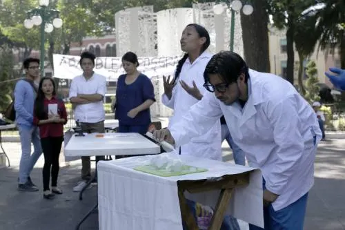 Universitarios llevan a cabo Feria de las Ciencias en el zócalo poblano