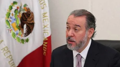 Raúl Cervantes renuncia a la PGR