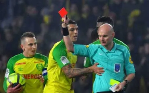 Árbitro patea y expulsa a jugador en el PSG vs Nantes