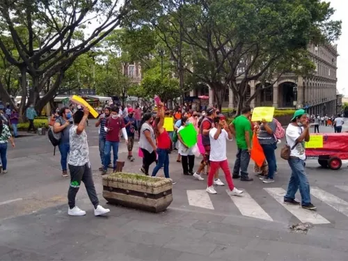 Ambulantes olvidan pandemia y se instalan a la fuerza