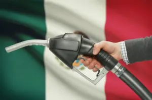 Mexicanos, los que más gastan en gasolina en el mundo