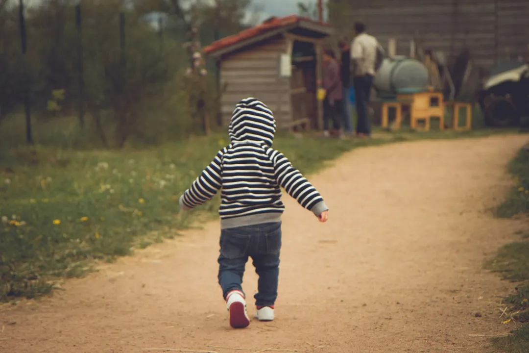 bebé corriendo