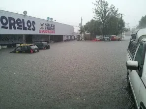 Torrencial lluvia genera graves inundaciones en la ciudad