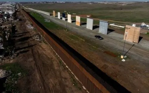Juez bloquea plan de Trump de construir muro fronterizo