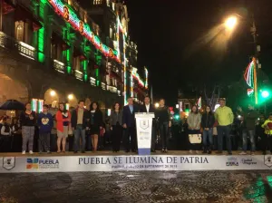 Encienden la capital en el mes patrio