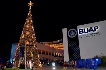 La rectora de la BUAP, Lilia Cedillo, enciende el Árbol de Navidad en el CCU