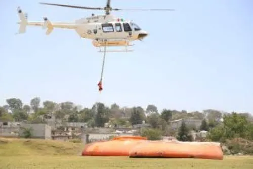 Aeronave cisterna combate incendio forestal en Tepeyahualco