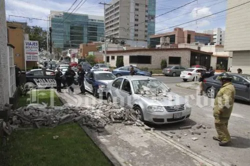 Era robado el automóvil al que le cayó el acabado de una vivienda en la Paz