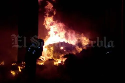 Incendio consume toneladas de algodón y poliéster en Tecali de Herrera