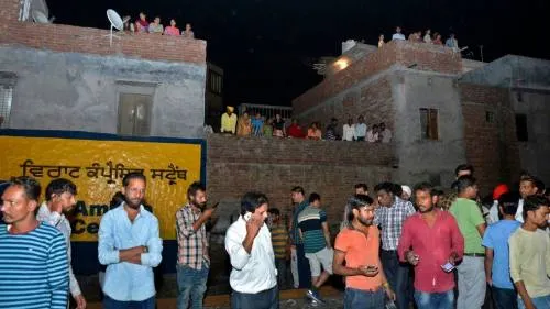 Tren arrolla a multitud en India; hay al menos 50 muertos