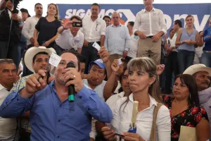 Alcalde destruye credencial de afiliación del PRI y se suma a Gali
