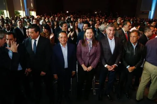Martha Erika Alonso acompaña a Marko Cortés en su toma de protesta como dirigente nacional del PAN