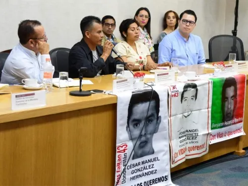Comisión por Ayotzinapa condena agresión contra familiares de los 43