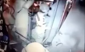 VIDEO: A patadas, chofer tira del camión a un adulto mayor