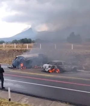 Fuerte choque frontal en la autopista Puebla-Orizaba deja saldo de 3 personas muertas