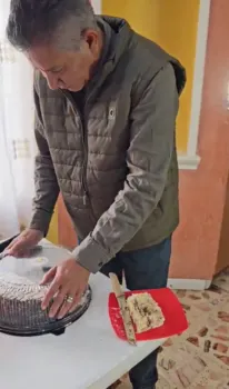 Hombre celebra con su expareja 5 años de soltería