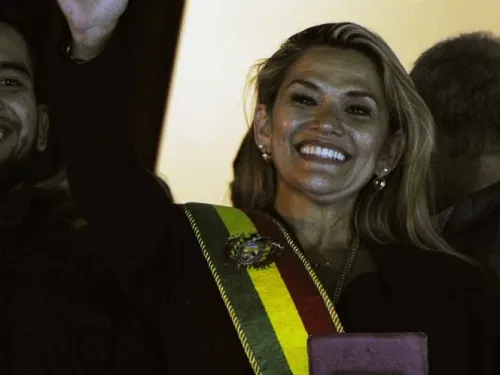 Presidenta interina de Bolivia promete derogar reelección