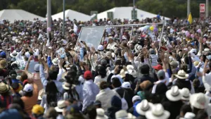 Papa recorre el parque Bicentenario de Quito