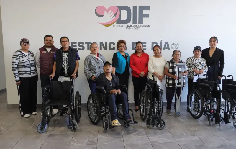 SMDIF Cuautlancingo brinda apoyos de movilidad a beneficiarios con la entrega de sillas de ruedas y muletas