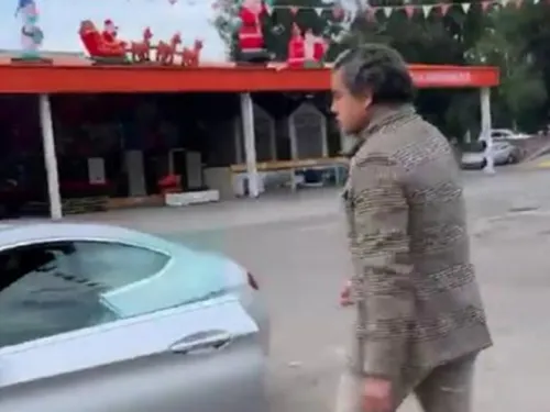 #LordCafe Tras accidente vial arroja café a mujer y golpea auto