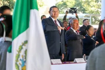 Encabeza Alejandro Armenta ceremonia cívica en la secundaria donde estudió en Acatzingo