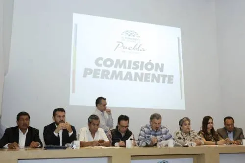 Nueve legisladores locales con licencia se aferran a su curul en el Congreso