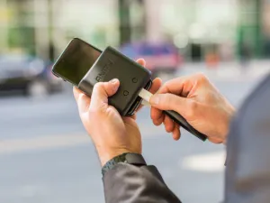 Crean batería que carga celulares con movimientos del cuerpo