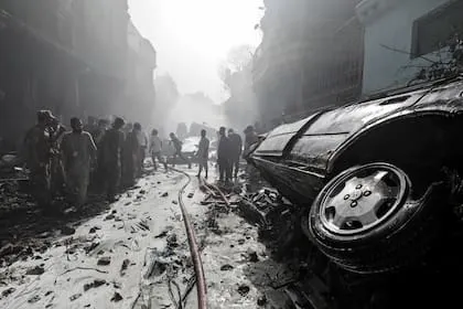 El avión cayó en plena zona residencial (REUTERS/Akhtar Soomro)