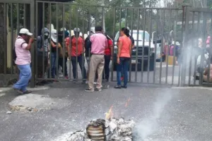 Atacan sedes de la SEP en Guerrero y Oaxaca