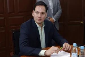 Plazas otorgan 3ra hora gratis de estacionamiento pero incumplen seguridad y cajones