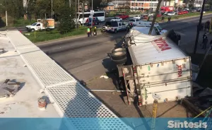 Tren embiste a tráiler, tres lesionados