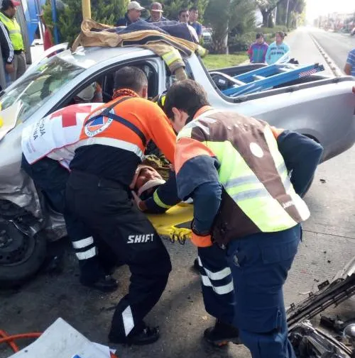 Conductor queda prensado tras choque en Puebla