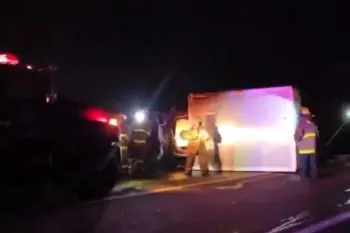 Chofer de camioneta muere carbonizado tras volcadura e incendio en la autopista Siglo XXI