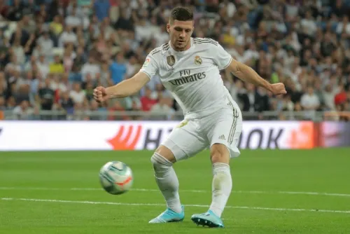 Presidente de Serbia amenaza con arrestar a Jovic del Real Madrid