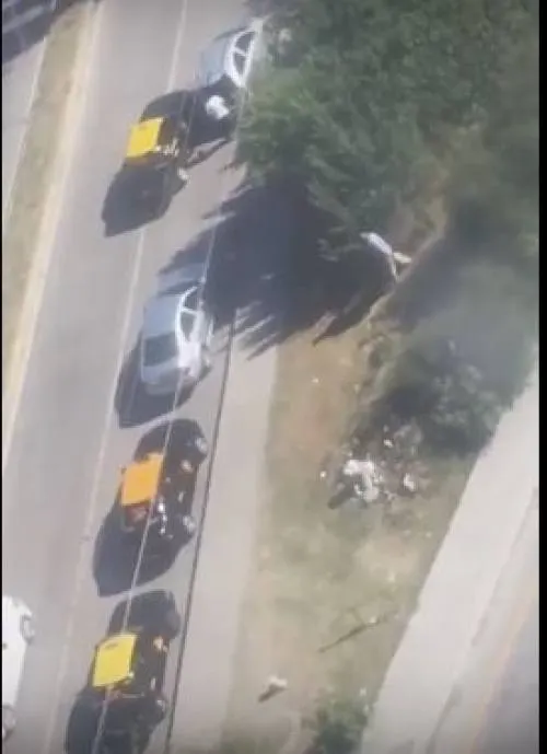 Denuncian a taxistas por orinarse en la lateral de la Via Atlixcáyotl
