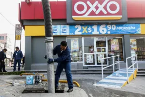 Clausuran toma clandestina de agua de un Oxxo en Puebla
