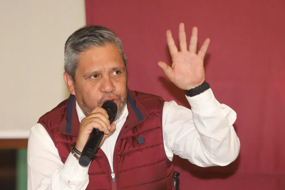 Morena denuncia ante el INE a José Juan Espinosa por propaganda mal colocada