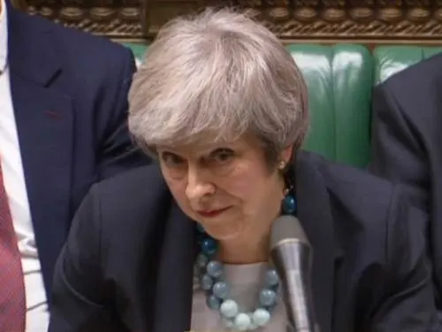 Primera ministra británica aplaza votación del Brexit