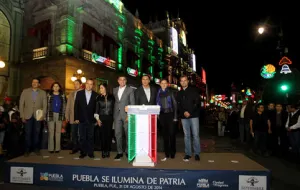 Moreno Valle y Gali Fayad encienden ?Puebla se Ilumina de Patria?