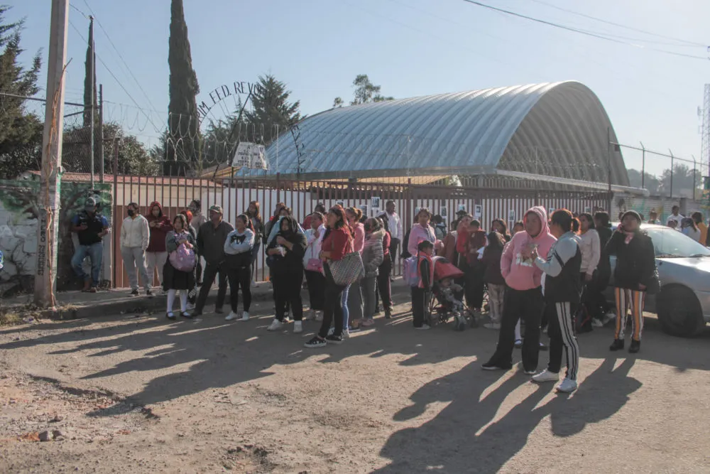 Padres de familia protestan en primaria "Revolución Mexicana" por presunto acoso contra alumnas