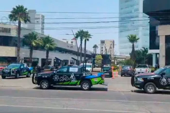 Evacúan edificio y locales comerciales de Centro Mayor por presencia de un hombre armado