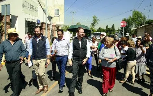 Luis Banck y vecinos de San Felipe Hueyotlipan supervisan la vialidad Nicolás Bravo Oriente