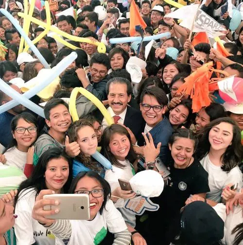 Video: Estudiantes de las preparatorias de la BUAP arropan a Esparza Ortiz