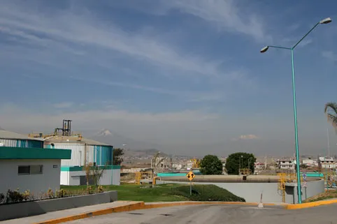 Con fuerza pública abren pozos de agua