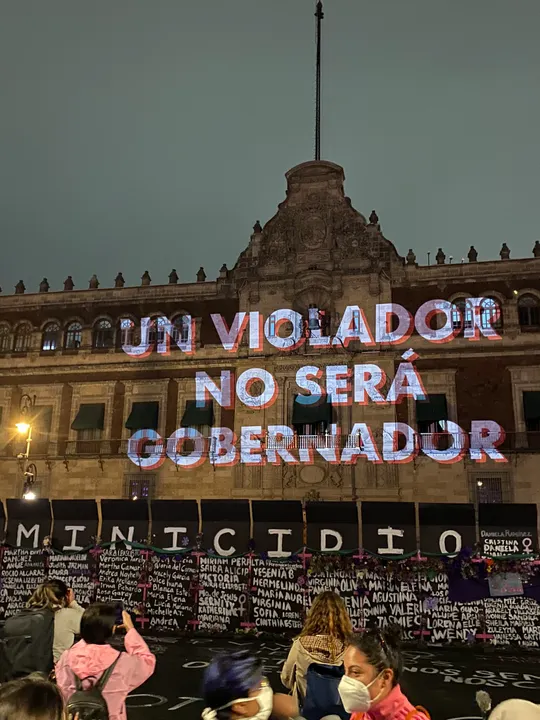Grupos feministas protestaron contra Félix Salgado en fachada del Palacio Nacional